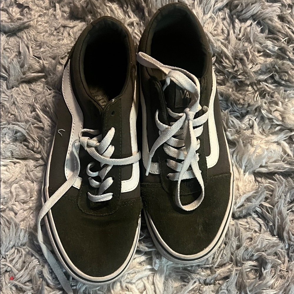 Vans Men's Black and White Classic Sneakers